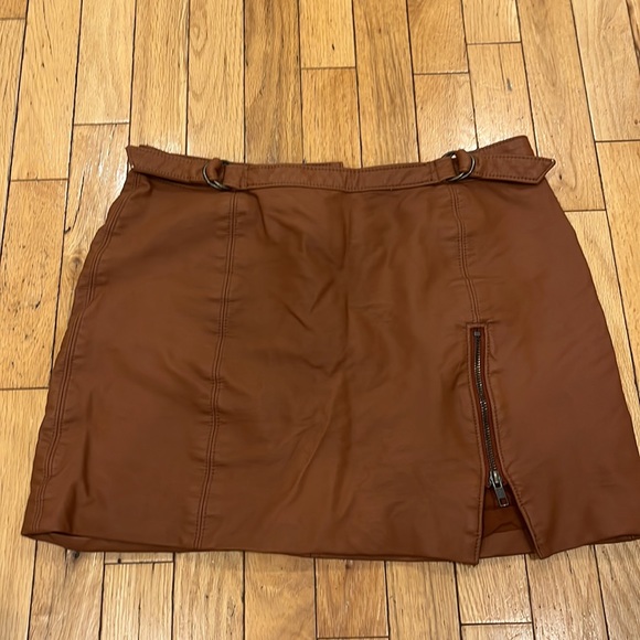 FREE PEOPLE Midnight Magic faux leather mini skirt in cognac. Size 10. - Picture 4 of 14